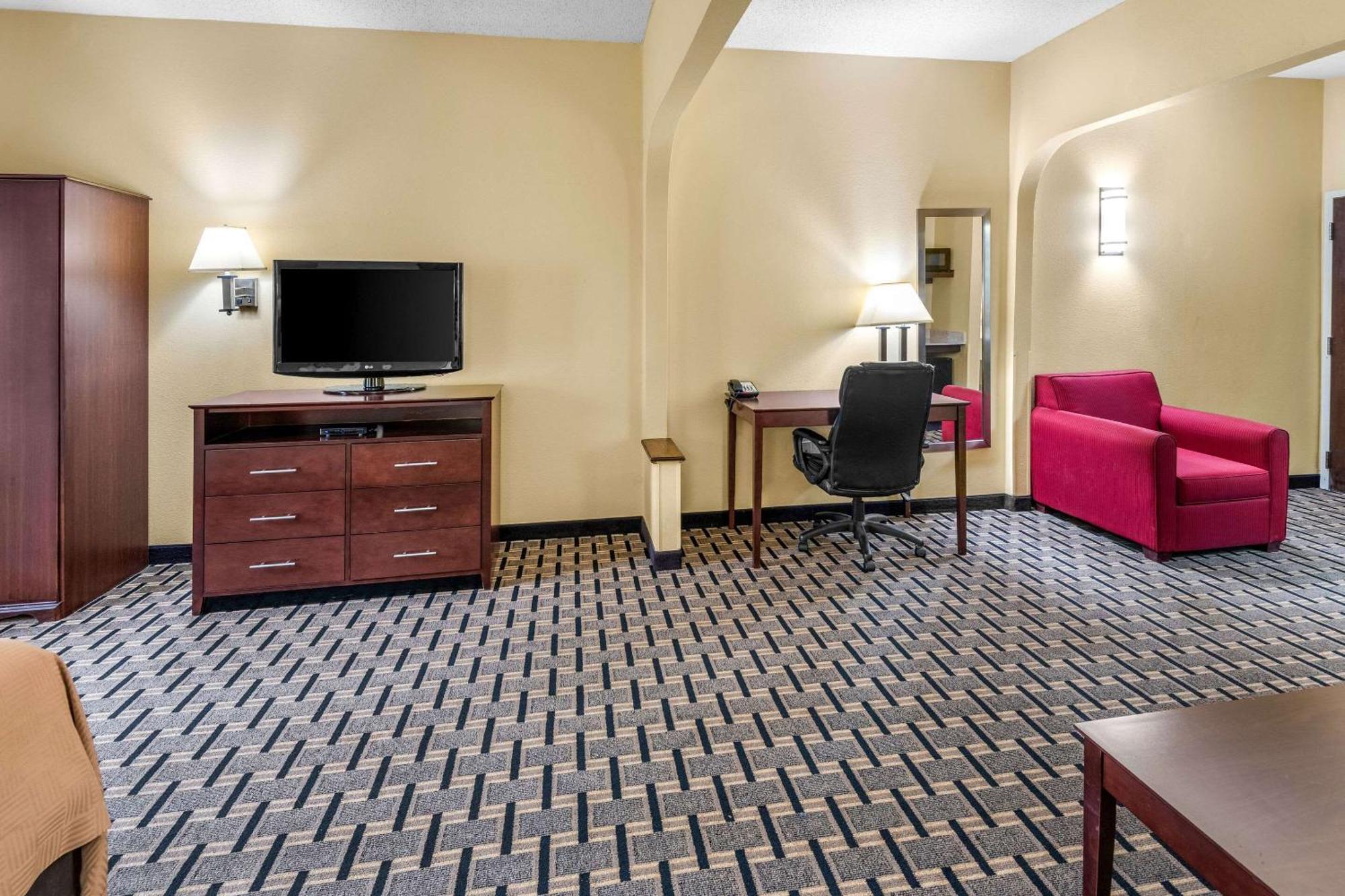 Clarion Inn & Suites Northwest Indianapolis Exterior foto