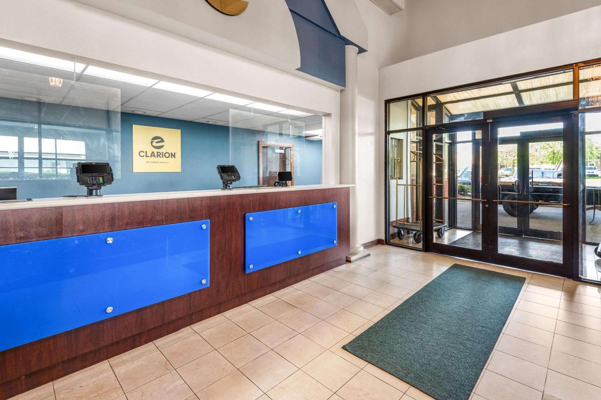 Clarion Inn & Suites Northwest Indianapolis Exterior foto