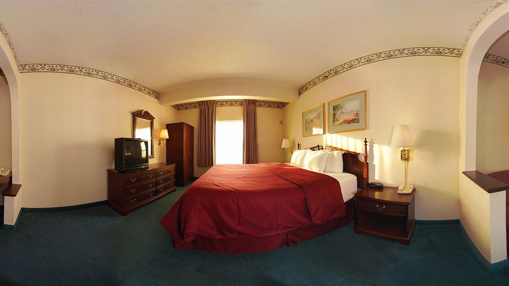 Clarion Inn & Suites Northwest Indianapolis Exterior foto